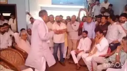 बिजनौर: व्यापारी और भाजयुमो जिलाध्यक्ष के बीच विवाद के बाद पूर्व केंद्रीय मंत्री संजीव बालियान पहुंचे जिला अध्यक्ष के घर