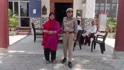 आज़मगढ़: शहर कोतवाली पुलिस ने जबरन वसूली के मामले में वांछित महिला को गिरफ्तार किया, कानूनी कार्रवाई के बाद भेजा जेल