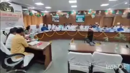 फर्रुखाबाद: ग्राम विकास राज्यमंत्री ने कलेक्ट्रेट में अधिकारियों के साथ की बैठक, समय पर खराब ट्रांसफार्मर बदलने के दिए आदेश