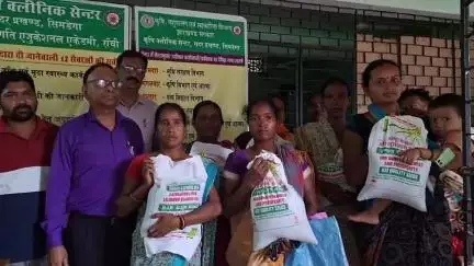 सिमडेगा: सिमडेगा जिला कृषि कार्यालय में आत्मा विभाग द्वारा किसानों को मुफ्त उड़द बीज वितरित