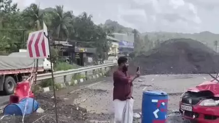 തൃശൂർ: പാണഞ്ചേരിയിൽ കാർ ഡിവൈഡറിൽ ഇടിച്ച് മറിഞ്ഞു, നാലു പേർക്ക് പരിക്ക്, ഒരാളുടെ നില ഗുരുതരം
