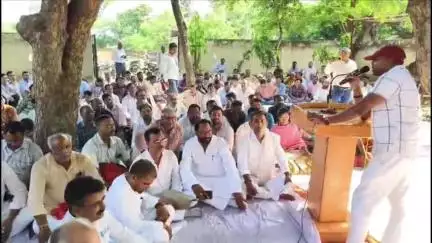ज्ञानपुर: ज्ञानपुर में विद्यालय मर्जर के विरोध में शिक्षक संघ ने किया धरना, दस सूत्रीय मांग पत्र सौंपा