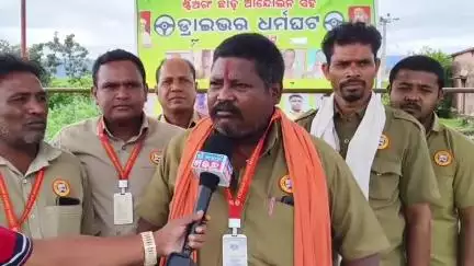 ଖରିଆର: ବୋଡ଼େନ ଠାରେ ବୋଡ଼େନ ବ୍ଲକ ଡ୍ରାଇଭର ସଂଘର ଆନ୍ଦୋଳନ; ପ୍ରତିକ୍ରିୟା ରଖିଲେ ବ୍ଲକ ସଭାପତି ପୁରନ୍ଧର ପ୍ରସାଦ ବାଗ