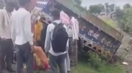देपालपुर: इंदौर-कोटा राष्ट्रीय राजमार्ग पर ट्रैक्टर और डस्टर कार की भीषण टक्कर, बेटमा के 6 लोग घायल