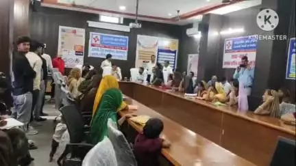 बकानी: बकानी कस्बे की पंचायत समिति में संभागीय आयुक्त राजेंद्र सिंह शेखावत ने बैंक संबंधी कार्यक्रम में लिया भाग