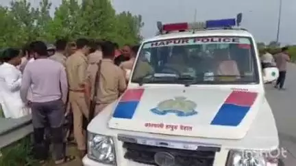 हापुड़: मेरठ बुलंदशहर हाईवे पर धनोरा कट के पास तेज रफ्तार कार अनियंत्रित होकर डिवाइडर से टकराकर खाई में पलटी, 5 लोग घायल