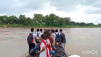 রায়না ১: ভরা দামোদর নদে অমরপুরে লাইফ জ্যাকেট ছাড়াই যাতায়াত ছাত্র ছাত্রীদের