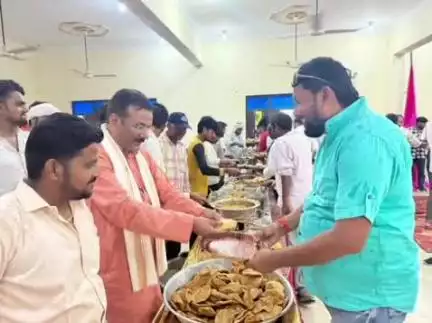 इटवा: इटवा कस्बे में राष्ट्रीय स्वयंसेवक संघ की तरफ से गुरु पूजन उत्सव कार्यक्रम का आयोजन हुआ