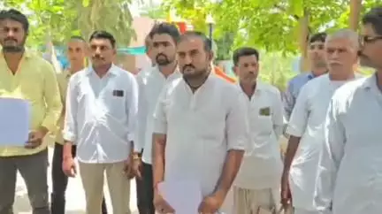 बाड़मेर: मगरा गांव के लोगों ने भूमाफिया लोगों के खिलाफ कार्यवाही को लेकर जिला कलेक्टर को सौंपा ज्ञापन  #Jansamasya