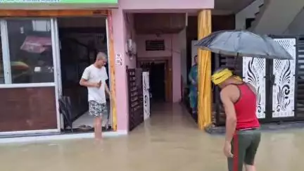 कटंगी: पानी से घरों में तबाही, वार्ड 05 सिंधी कॉलोनी के लोगों ने सीएमओ और उपयंत्री को लताड़ा