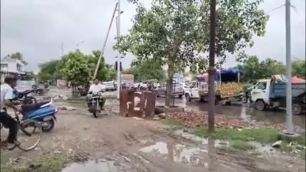 मथुरा: जमुना पार की लक्ष्मी नगर क्षेत्र के आम रास्तों पर भरा पानी, शहर की दुर्दशा पर बोले पूर्व पलिका अध्यक्ष