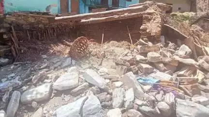 घाट: अतिवृष्टि से प्रभावित नंदानगर के मोख घाटी में पहुंचे सीओ चमोली, गांव-गांव जाकर प्रभावितों से की मुलाकात