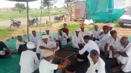 तिंवरी: खारी खुर्द में अमर शहीद डुंगरराम मुंडण शहीद स्मारक के लिए आबादी भूमि और ओरण-गौचर बचाओ आंदोलन का धरना आठवें दिन भी जारी