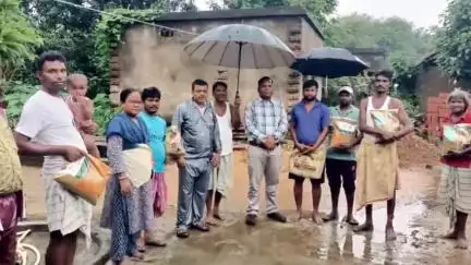 धालभूमगढ़: धालभूमगढ़ के जुनबनी और कादोडीह टोला में 70 किसानों के बीच बीज वितरण, कृषक पाठशाला का निरीक्षण