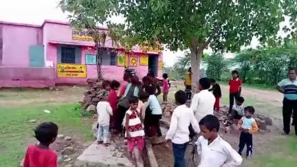 नरवर: स्कूल के बच्चो को नही मिल रहा पीने का पानी, जिम्मेदार नहीं कर रहे सुनवाई, पढ़ाई में हो रहा व्यवधान