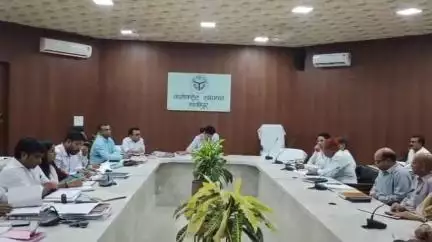 गाज़ीपुर: राजस्व वसूली में लापरवाही पर होगी सख्त कार्रवाई, कलेक्ट्रेट सभागार में DM अविनाश कुमार ने अधिकारियों को दिए कड़े निर्देश