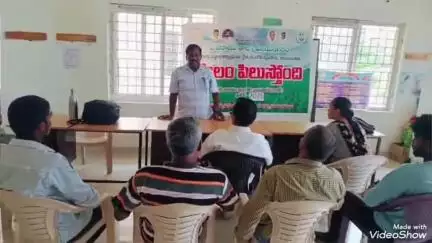 గజపతినగరం: రైతుల ముంగిటకే  వ్యవసాయ రంగ సేవలు: పెనసాం లో మండల వ్యవసాయ అధికారి శ్యాం కుమార్