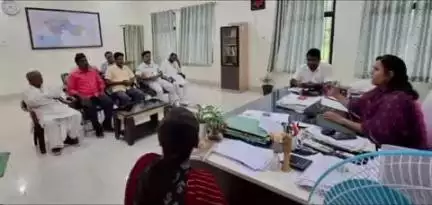 चास: चास एसडीओ ने बूथ लेवल एजेंट की नियुक्ति को लेकर राजनीतिक दलों के साथ बैठक की