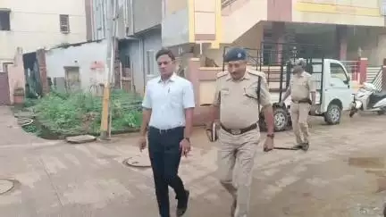 ಹುಬ್ಬಳ್ಳಿ ನಗರ: ನಗರದಲ್ಲಿ ನೇಣು ಹಾಕಿಕೊಂಡು ಪತ್ನಿ ಆತ್ಮಹತ್ಯೆ ಮಾಡಿಕೊಂಡ ನಿವಾಸಕ್ಕೆ ಕಮೀಷನರ್ ಭೇಟಿ