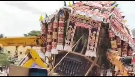 குன்னம்: கோவில்பாளையம் தேனூரில் திருவிழாவின் போது தேர் கவிழ்ந்தது, விரைந்து சென்று அமைச்சர் சிவசங்கர் மீட்பு பணி
