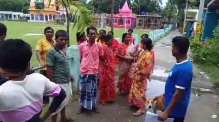 হরিহরপাড়া: হরিহরপাড়ায় জগন্নাথের ছবি আঁকার 'অপরাধে' কান ধরে উঠবস ছাত্রীকে, শিক্ষিকার অপসারণের দাবিতে বিক্ষোভ
