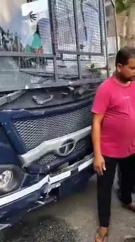मेदिनीनगर (डालटनगंज): पोखराहा में होमगार्ड की बस और कार में टक्कर, कार बुरी तरह क्षतिग्रस्त, सवार फरार