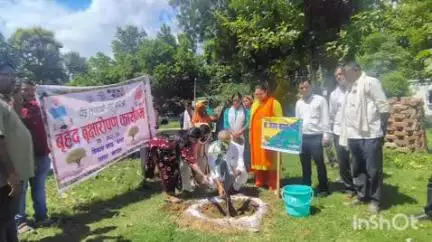 नानपारा: बलहा ब्लाक में मां के नाम पर पौधारोपण अभियान, वीडियो और ब्लॉक प्रमुख प्रतिनिधि ने लगाए पेड़
