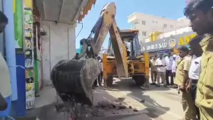 கீழ்வேளூர்: வேளாங்கண்ணி பேராலய ஆண்டு திருவிழாவையொட்டி ஆக்கிரமிப்புகள் அகற்றும் பணியில் தீவிரமாக ஈடுபட்ட பேரூராட்சி நிர்வாகம்