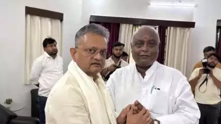मोतिहारी: मोतिहारी में आयोजित समीक्षा बैठक में विधायक प्रमोद कुमार ने अतिथियों को अंग वस्त्र से किया सम्मानित