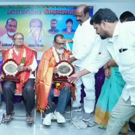 పటాన్​​చెరు: బొల్లారం మున్సిపల్ బిల్ కలెక్టర్ల సేవలు ప్రశంసనీయం : మున్సిపల్ మాజీ కౌన్సిలర్ చంద్రారెడ్డి