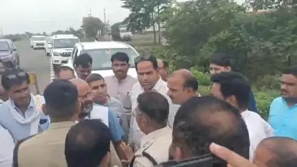 ब्यावरा: ब्यावरा में अशोकनगर जाने को लेकर कांग्रेस विधायकों और पुलिस के बीच हुई तीखी बहस