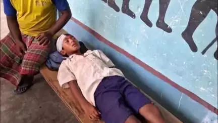 কুশমুণ্ডী: কুশমন্ডি ব্লকের বেরইল প্রাথমিক বিদ্যালয়ের ছাদ ভেঙে আহত ছাত্রের সঙ্গে মঙ্গলবার দেখা করলেন BJP জেলা সভাপতি