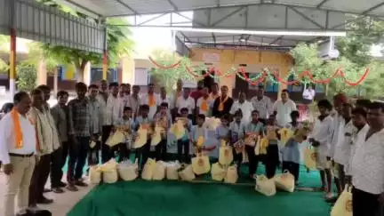 गंगरार: माताजी का खेड़ा के राजकीय उच्च प्राथमिक विद्यालय में जरूरतमंद विद्यार्थियों को निशुल्क स्टेशनरी वितरित