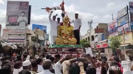 దివంగత ముఖ్యమంత్రి వైయస్సార్ ఆదర్శవంతమైన పాలనను కొనసాగిద్దాం--వైసీపీ నాయకులు