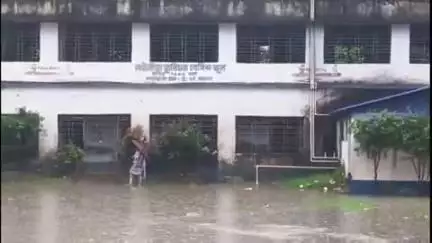 দেগঙ্গা: নিকাশি ব্যবস্থা না থাকায় জলে ভাসছে দেগঙ্গা ব্লকের দেউলিয়া জুনিয়র বেসিক স্কুল #jansamasya