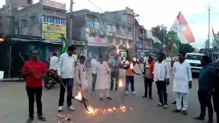 अमरपुर: मतदाता पुनरीक्षण के खिलाफ अमरपुर में महागठबंधन ने निकाला मसाल जुलूस