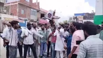 महाराजगंज: महाराष्ट्र में हिंदी भाषियों पर हमले के विरोध में सक्सेना चौराहे पर हुआ प्रदर्शन