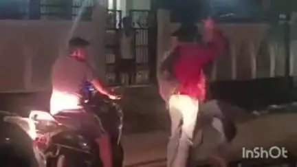 कोल: क्वार्सी में शराब पीने के बाद दोस्तों में मामूली बात पर हुई मारपीट, वीडियो हुआ वायरल, ईंट से एक ने दूसरे का फोड़ा सिर
