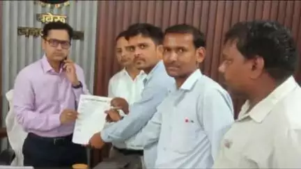 बबेरू: बबेरू तहसील के उत्तर प्रदेश लेखपाल संघ ने 20 सूत्रीय मांगों को लेकर उप जिलाधिकारी को सौंपा ज्ञापन