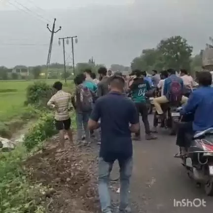 આણંદ શહેર: વલાસણ પાસે ફોરવીલ ગાડી રસ્તામાં સાઈડમાં ઉતરી ગઈ, અકસ્માતને લઈ આસપાસની લોકો આવી ગયા