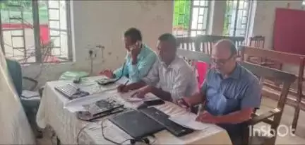 महुआ: मतदाता सूची पुनरीक्षण कार्य को लेकर महुआ अनुमंडल कार्यालय के कंट्रोल रूम में तैनात कर्मियों द्वारा जानकारी