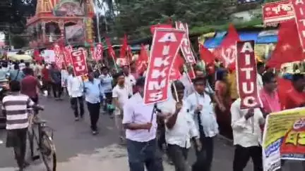 এগরা ১: আগামীকাল ধর্মঘট সফল করতে এগরায় বামফ্রন্টের শ্রমিক সংগঠনের মিছিল