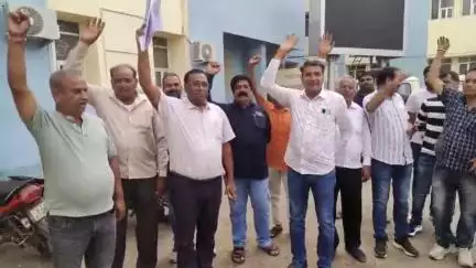प्रतापगढ़: जिला कांट्रैक्टर्स एसोसिएशन ने 14 सूत्रीय मांगों को लेकर कलेक्टर को मुख्यमंत्री के नाम ज्ञापन सौंपा