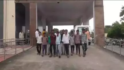 सिंगरौली: जोगियानी गांव के विद्यालय में बिजली नहीं होने के बावजूद चल रही स्मार्ट क्लास, संयुक्त कलेक्टर बोले- जल्द होगी व्यवस्था
