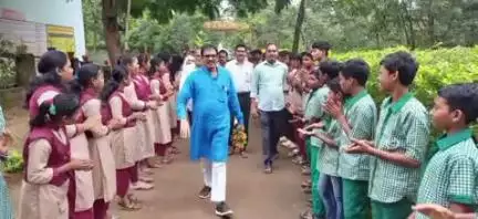 ଲାଞ୍ଜିଗଡ: ପଞ୍ଚାୟତ ଉଛ ବିଦ୍ୟାପିଠ ବାନେର ଓ ସରକାରୀ ପ୍ରାଥମିକ ବିଦ୍ୟାଳୟ ଖଲିଆଭଟା ଠାରେ ବୃକ୍ଷ ରୋପଣ କାର୍ଯ୍ୟକ୍ରମରେ ଅନୁଷ୍ଠିତ।