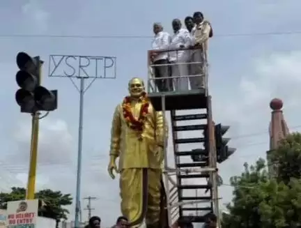 గద్వాల్: మాజీ సీఎం వైయస్సార్ జయంతి సందర్భంగా విగ్రహానికి పూలమాలలు వేసి నివాళులర్పించిన కాంగ్రెస్ పార్టీ నాయకులు
