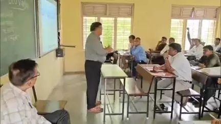 बड़वाह: बड़वाह के सेंट मेरी स्कूल में मतदान केंद्र के बीएलओ का प्रशिक्षण सम्पन्न