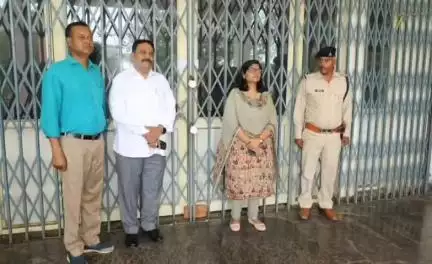 ग्वालियर गिर्द: कलेक्टर रुचिका चौहान ने किया ईवीएम वेयर हाउस का निरीक्षण