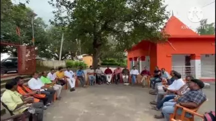 घाघरा: श्रावणी मेला की तैयारी को लेकर देवाकी बाबा धाम मंदिर परिसर में प्रबंधन समिति की बैठक आयोजित