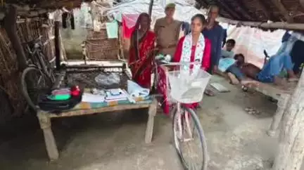 भिनगा: जरवलिया सोहेलवा में कमजोर परिवार की छात्रा का एसपी ने स्कूल में कराया दाखिला, साइकिल और आवश्यक सामग्री कराई उपलब्ध